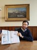 il vicesindaco Alessandro Balboni con il numero della rivista Domus che parla di Ferrara