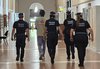 Polizia Locale con persona fermata