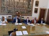 Relatori al tavolo per la conferenza stampa per il bonus alle imprese del progetto "Ferrara Rinasce"