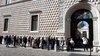 Visitatori in fila  davanti a Palazzo dei Diamanti per la mostra Rinascimento a Ferrara - domenica 12 marzo 2023