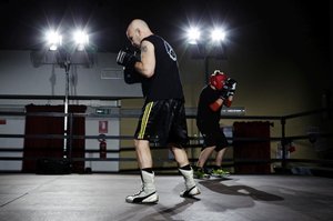 Una scena di "Finto contatto" (foto Chiara Ferrin)