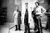 Franco Farina e Robert Rauschenberg durante l’allestimento della sua personale a Palazzo dei Diamanti Ferrara © Gallerie d'Arte Moderna e Contemporanea, foto Roberto Bruzzo