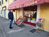 "Frazioni al centro": l'assessore Matteo Fornasini davanti a un negozio a Baura, Ferrara 14 marzo 2022 fotoSP
