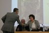 Il prof. Dibennardo consegna a Paola ed Enrico Bassani copia dei documenti di Bassani insegnante