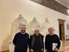 Il sindaco Alan Fabbri, l'artista Sergio Zanni e l'assessore Marco Gulinelli davanti all'opera donata Foto di gruppo_1 (foto AR)