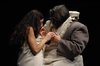 Scena de "La bella e la bestia" messa in scena dalla compagnia Il baule volante di Ferrara