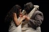 Scena de "La bella e la bestia" messa in scena dalla compagnia Il baule volante di Ferrara