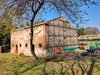 La casa dell'Ortolano, cantiere insediato e operai al lavoro