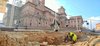 L'archeologo Maurizio Molinari lavora a una porzione avanzata del sistema difensivo esterno all'antica porta dei Leoni
