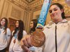 Le atlete del pattinaggio artistico con la medaglia