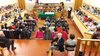 Bambini delle scuole primarie in sala del Consiglio comunale per l'iniziativa su "Le belle tasse" (foto Ufficio stampa del Comune)