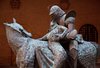 Le donne, i cavallier, l’arme, gli amori. Umanità di Sara Bolzani e Nicola Zamboni nel cortile del Castello Estense