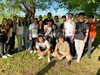 Luca Tazzari (in basso, vestito di verde) insieme al gruppo di volontari di Marrara