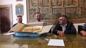 Marco Osky Togni riceve in dono una scatola di coppie di pane ferrarese - Ferrara, 19 settembre 2019