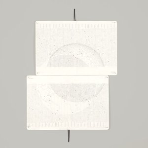 Particolare dell'installazione di 46 taccuini moleskine aperti sul planisfero