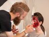 L'esperto di effetti speciali Mattia Vignotto mentre trucca il volto di una ragazza (foto Area Giovani)