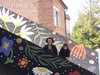 Dipinti dei ragazzi sui muri della scuola 