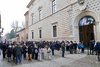 Fila di visitatori per l'ingresso a Palazzo dei Diamanti - foto di Federico Vecchiatini