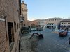 Marciapiede con il gradino visibile sul lato che confina con il fossato del Castello in piazza Savonarola dove sono in corso i lavori - foto Ferrara Rinasce, 10 marzo 2022