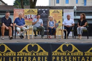 L'autrice Antollovich con  Dario Gigli, lo chef Alex Tuzzi che ha visionato le ricette e il docente di Alimentazione di Unife Edgardo Canducci e Bruna Ravani