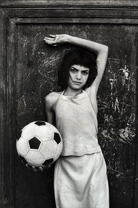 "Bambina col pallone" di Letizia Battaglia