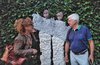 Rosy Trevisani e Mario Molezzi davanti alla scultura  le due sorelle