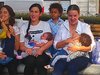 Mamme in piazza Repubblica per il flash mob 2016 dell'allattamento a Ferrara durante il Festival di Internazionale (foto gruppo AlllattiAMOlo!)