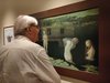Sgarbi davanti a uno dei quadri di Fini al centro del prestito d'opera delle gallerie civiche del Comune di Ferrara