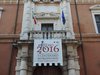 Striscione dedicato all'Orlando Furioso sulla facciata della biblioteca Ariostea