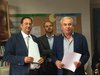 L'assessore comunale Roberto Serra tra Davide Urban e Walter Mattioli (foto Ascom Ferrara)
