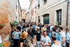 Aperitivo in strada in via Zemola, a Ferrara