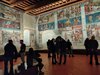 Visitatori nel salone dei mesi di palazzo Schifanoia