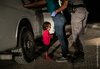 Vincitore della "foto dell'anno" รจ stato John Moore con lo scatto "Crying Girl on the Border" (foto Getty Images)