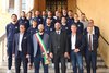 Foto di gruppo sullo scalone comunale. Alla sinistra del sindaco il presidente Miozzi, poi Tassi. A destra il coach Leka
